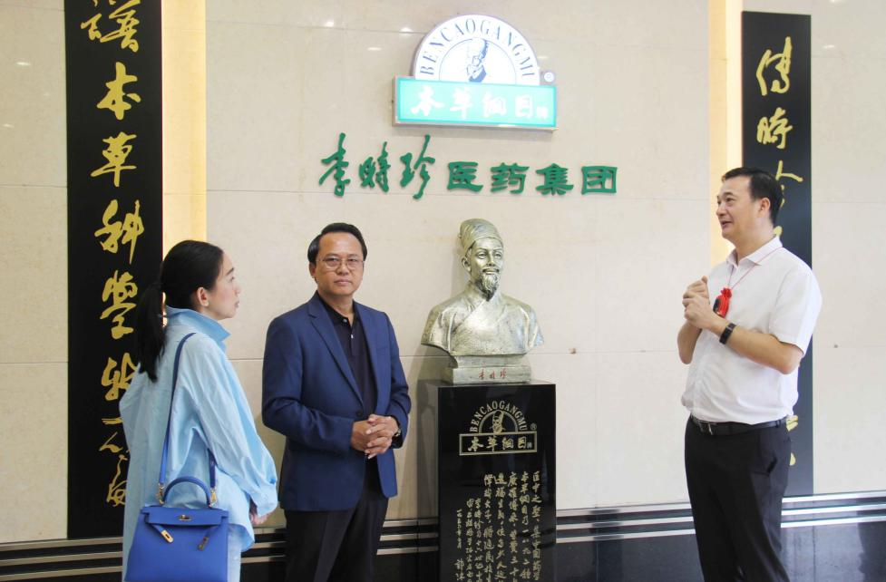 柬埔寨卫生部到访医药集团并签署战略协议